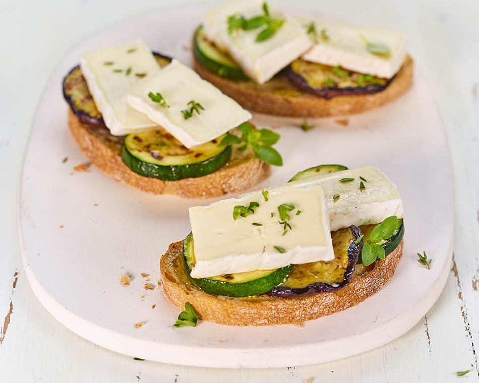 Toast au brie et aux légumes grillés