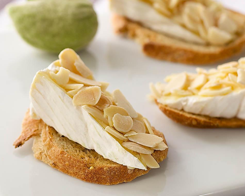 Mini-tartine au camembert et aux amandes 