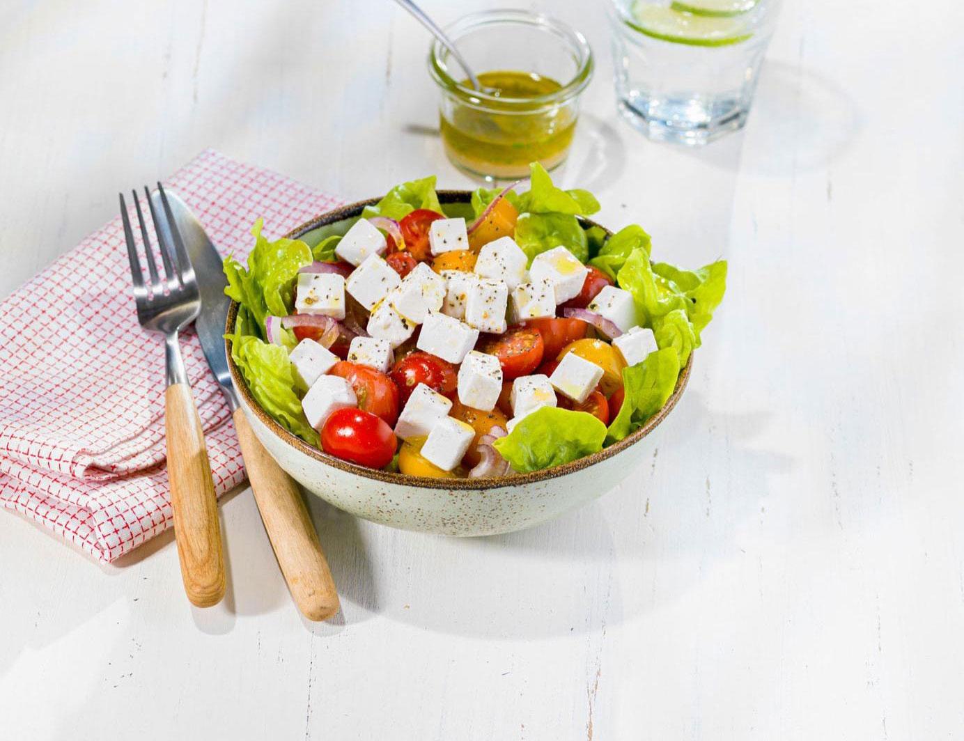 Salade fraîche au fromage de chèvre et tomates