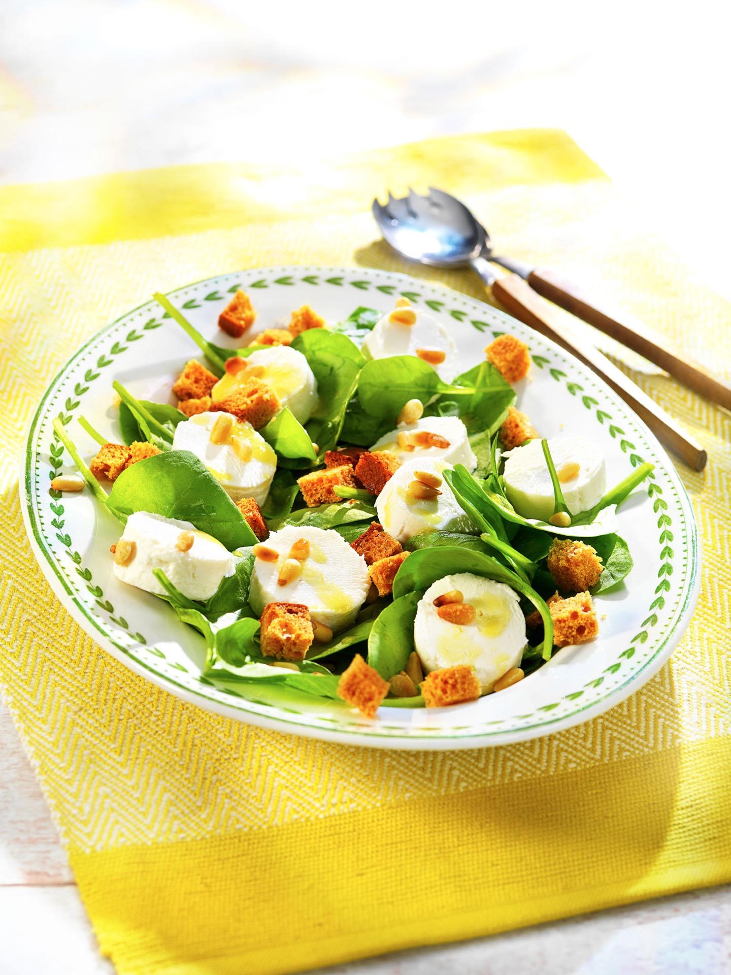 Salade sucrée-salée au fromage de chèvre et épinards